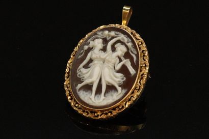 null 18k (750) yellow gold brooch with a shell cameo representing two dancing women.

Gross...