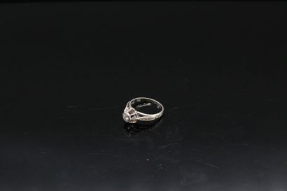 null Solitaire in 18k (750) white gold set with a brilliant cut diamond. 

Finger...