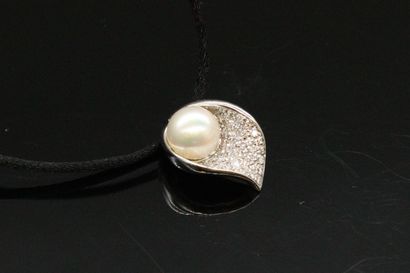 null Stylized leaf pendant in 18K (750) white gold, adorned with a cultured pearl,...