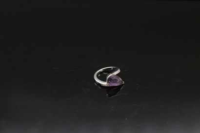 null 18K (750) white gold ring set with a pear-shaped amethyst and a pavement of...
