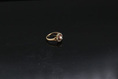null Yellow gold 18k (750) ring holding a pearl in a circle of calibrated sapphires....