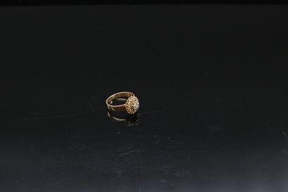 null Petite bague en or jaune 18K (750) ornée d'un diamant taille ancienne entouré...