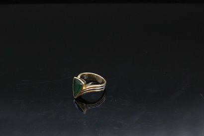 null Important 18k (750) yellow gold and platinum ring holding a trillion green tourmaline....