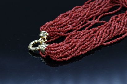 null Multi-row coral necklace. The clasp in gold metal. 

Necklace size: 38 cm.