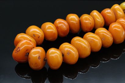 null Necklace made of amber balls 

Gross weight : 233 g.
