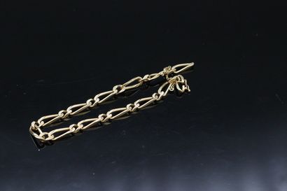 null Bracelet in 18K (750) yellow gold with horse link. Safety chain. 

Eagle head...