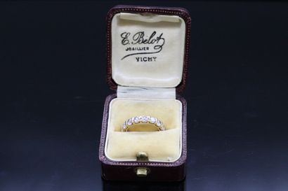 null Wedding ring in 18K (750) gold, entirely set with round brilliant-cut diamonds....