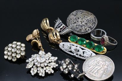null Lot de bijoux fantaisies composé de broches, bagues, bracelets et boucle d'...