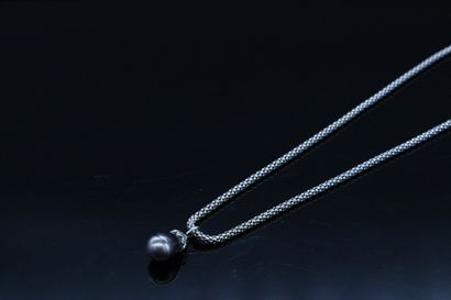 null Pendentif en or gris 18k (750) composé d'une perle noire de Tahiti (provenance...