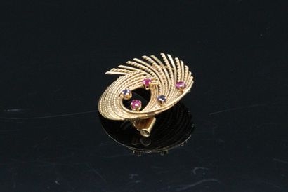 null Brooch in 18K (750) yellow gold set with small rubies and synthetic sapphires....
