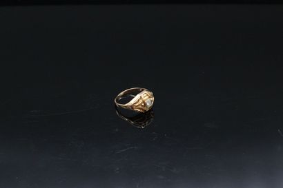 null Ring in 18K (750) yellow gold with a white stone 

Eagle head hallmark. 

Hallmark...