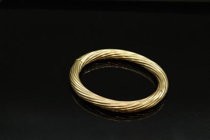 null Bracelet twisted opening in yellow gold 18k (750).

Italian work. 

Diameter...
