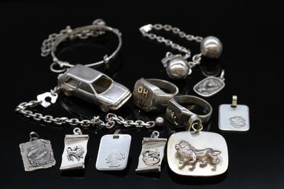null Lot of silver jewelry including signet rings and pendants. 

Weight : 120 g...