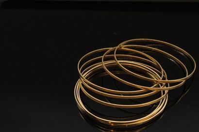 null Eight rigid bracelets in 18k (750) yellow gold. 

Diameter : 6.4 cm. - Weight...