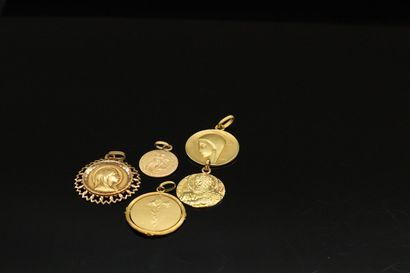 null Lot of eight pendants in 18k (750) yellow gold, mainly in the effigy of the...