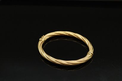 null Twisted and guilloche bracelet in 18k (750) yellow gold.

Diameter : 6 cm. -...