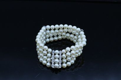 null Bracelet de 4 rangs de perles de culture scandé de barrettes en or gris 18K...