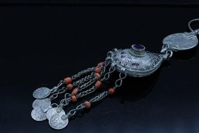 null Ensemble de trois bijoux d'Afrique du Nord :

- fibule marocaine composée d'une...