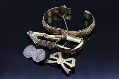null Lot de bijoux fantaisies composé de broches, bagues, bracelets et boucle d'...