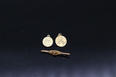 null Lot d'or jaune 18K (750) comprenant deux médailles et une broche fleur.

Poids....