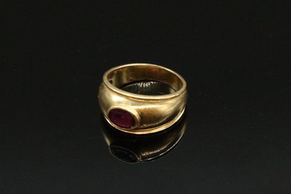 null 18k (750) yellow gold ring set with an oval ruby. 

Finger size : 57 - Gross...