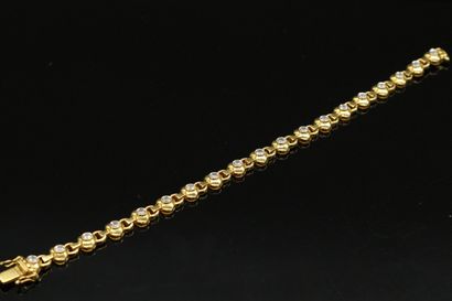 null Articulated bracelet in 18K (750) gold, set with 19 round brilliant diamonds....