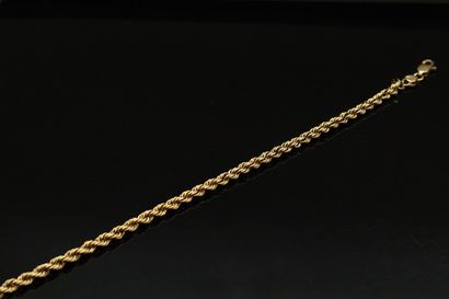 null Yellow gold bracelet 18K (750) with twisted mesh.

Wrist size : approx. 20 cm...