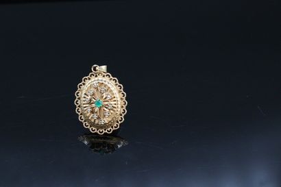 null 18k (750) yellow gold pendant with a round emerald in a circle of diamonds....