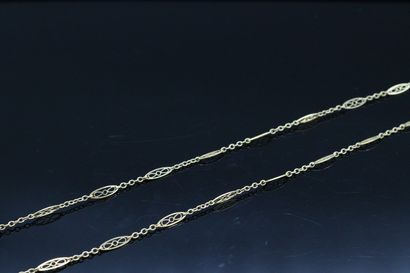 null Long necklace in 18K (750) yellow gold and silver with filigree shuttle link.

Length...