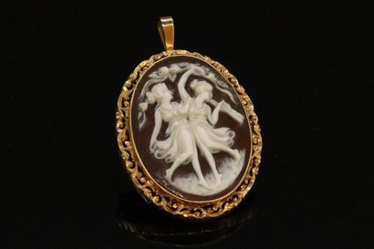 null 18k (750) yellow gold brooch with a shell cameo representing two dancing women.

Gross...