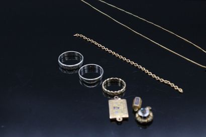 null Lot including 3 rings, a chain and 3 pendants in 18K (750) yellow gold, one...