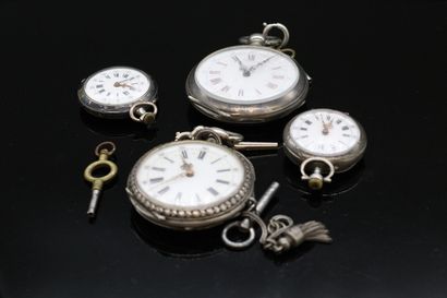null Lot of silver and metal pocket watches.

Total gross weight: 320 g.
