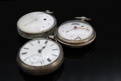 null Lot of five silver and metal pocket watches, some movements with cock. 

Total...