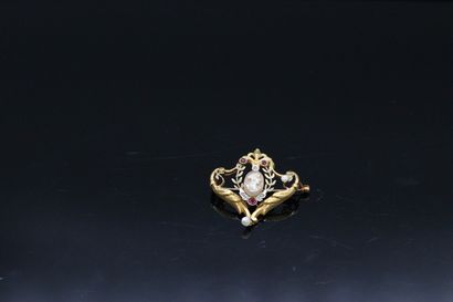 null Brooch in 18K (750) yellow gold, formed of scrolls enhanced with pearls, rubies...
