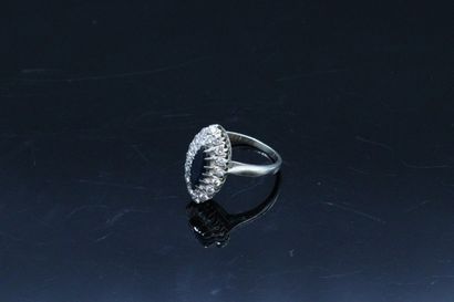 null Marquise ring in 18K (750) white gold set with a navette sapphire surrounded...