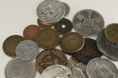 null Lot de pièces de monnaies diverses, certaines montées en broche, d'autre en...