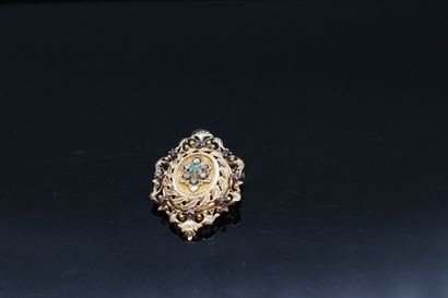 null 18k (750) yellow gold pendant brooch decorated with scrolls and foliage, holding...