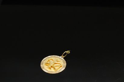 null Pendant in 18k (750) yellow gold featuring the astrological sign Libra in relief.

Weight...