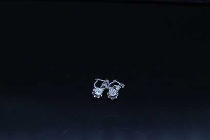 null Paire de pendants d'oreilles en platine, chacun orné de 3 diamants ronds demi-taille...