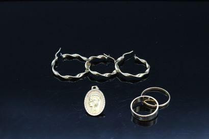 null 18K (750) gold lot including:

- Two wedding rings

- Three earrings

- One...