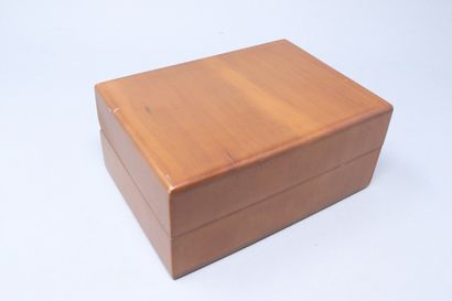 null HERMES PARIS

Natural wood box for watch
