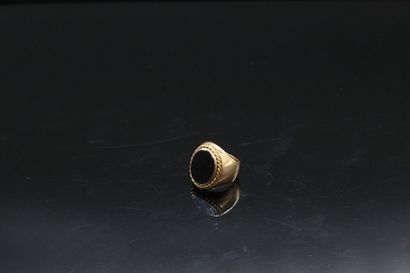 null Ring in 18K (750) yellow gold with a plate of onyx surrounded by a corded decoration.

Finger...