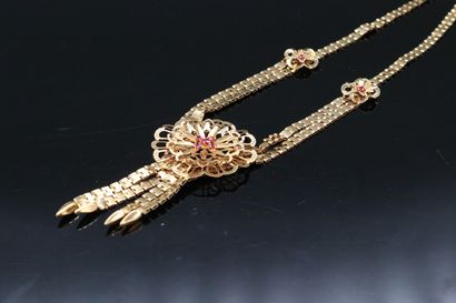 null Necklace in 18K (750) yellow gold set in its center with small rubies.

gross...