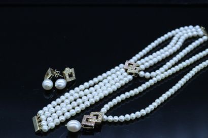 null Set in cultured pearls and 18K (750) gold comprising: a necklace adorned with...