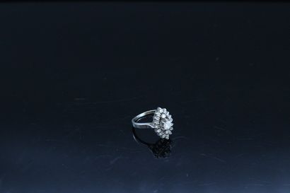 null Bague navette en or gris 18K (750) ornée en son centre d'un diamant d'environ...