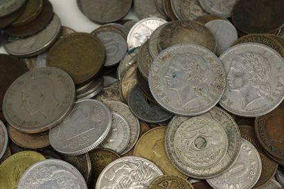 null Lot of coins, some in silver. 

Weight of the silver : 736 g.