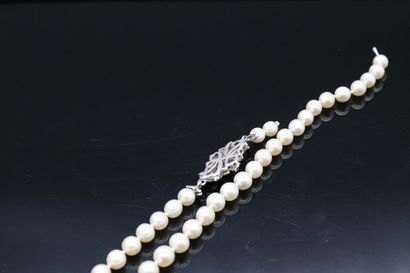 null Collier de perles de culture en chute, le fermoir en or gris 18k (750) stylisant...