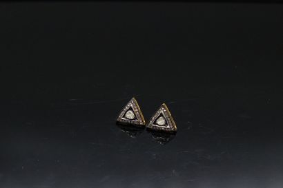 null Paire de clous d'oreille en vermeil de forme triangulaire orné chacun d'un diamant...