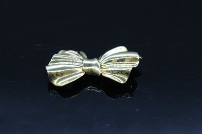 null Brooch in 18K (750) yellow gold forming a knot.

Weight. : 16.04 g
