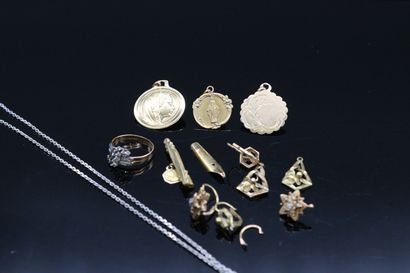 null Lot of gold scraps and religious medals, chains, feathers, earrings in 18K (750)...